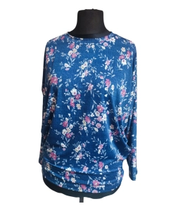 Wzorzysta bluzka Oversize z lejącego materiału - pudrowe kwiatuszki